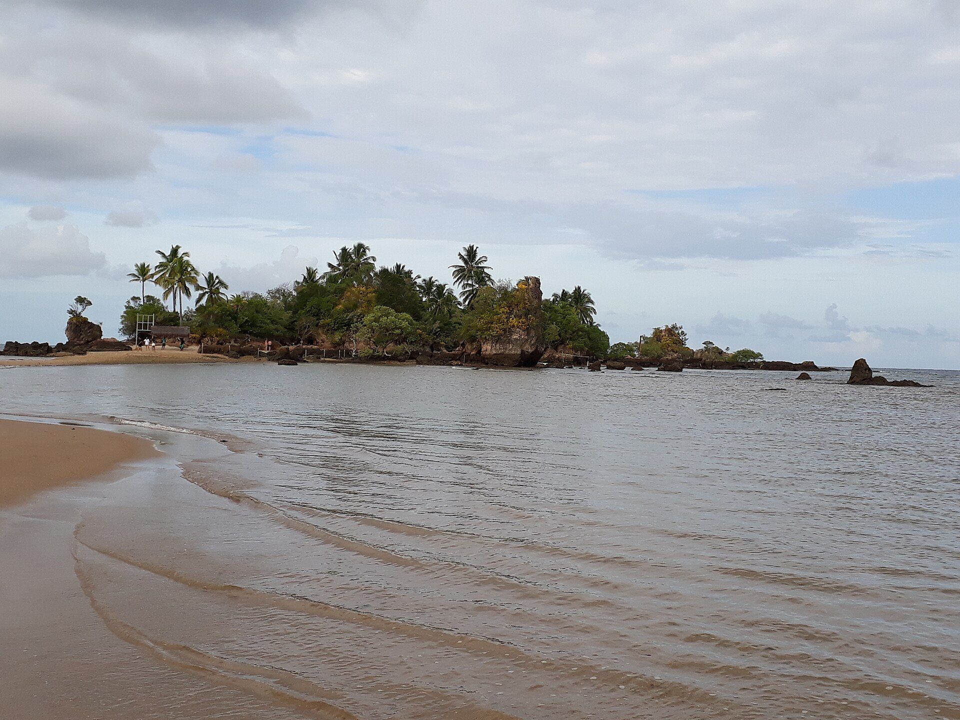 Ilha da Pedra Furada, pequena ilha de pedras e vegetação na Baía de Camamu